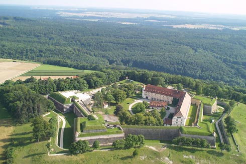 Quelle: LANDSPIEGEL Hoch über Weißenburg thront die mächtige Hohenzollernfestung Wülzburg. Foto: djd/Tourist-Information Weißenburg